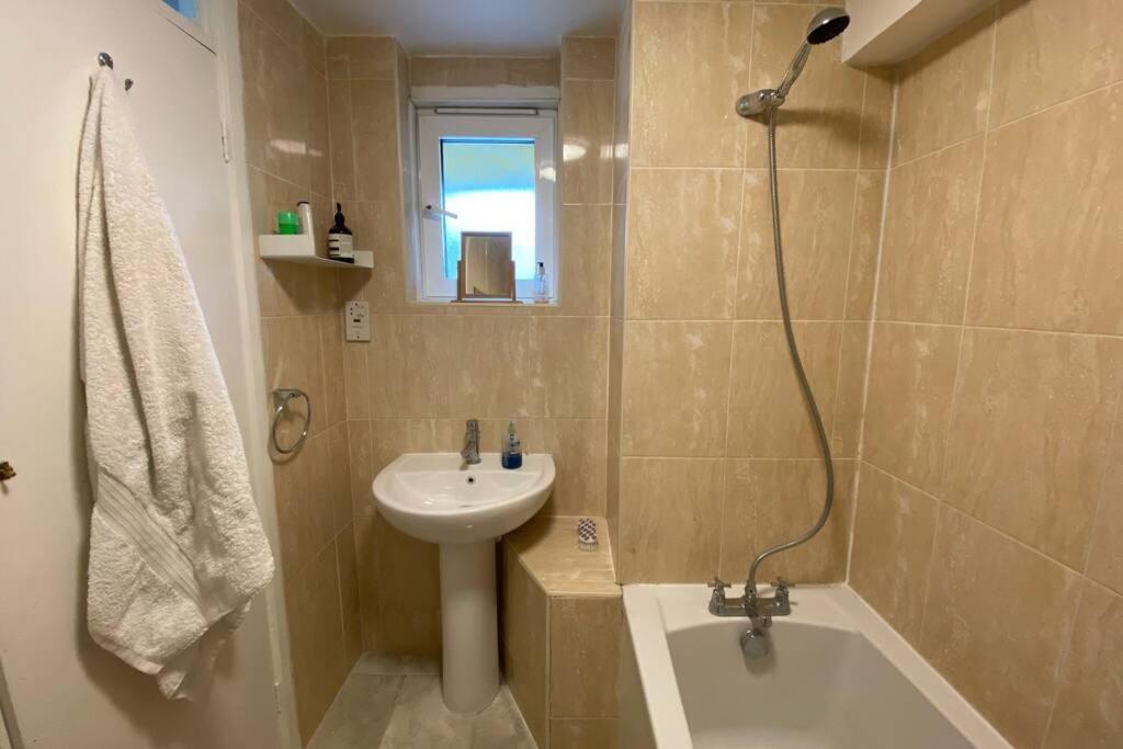 Two Bedroom Garden Flat In Zone 2 לונדון מראה חיצוני תמונה